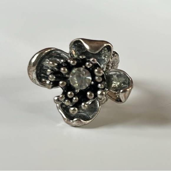 VINTAGE🗝️Antique Silver Metal Rose Flex Ring With Rhinestone - Picture 3 of 6